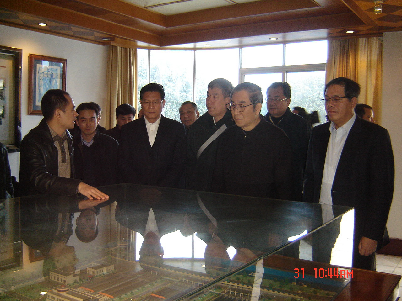2012年1月31日，自治区主席马飚（右二）在柳州威立雅水务有限公司柳西水厂了解供水情况  （张晓军  摄）