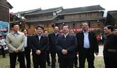 2012年4月9日，自治区党委书记郭声琨（前左三）在三江侗族自治县林溪乡冠洞村冠小屯考察村寨防火改造工程（闫友明 摄）