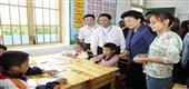 2012年9月14日，中共中央政治局委员、国务委员刘延东（右二）到鹿寨县黄冕乡黄冕小学调研  （殷武  摄）
