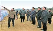 2014年2月11日，市委书记郑俊康（前排右三）在鹿寨县江口乡电镀工业园调研指导群众路线教育实践活动